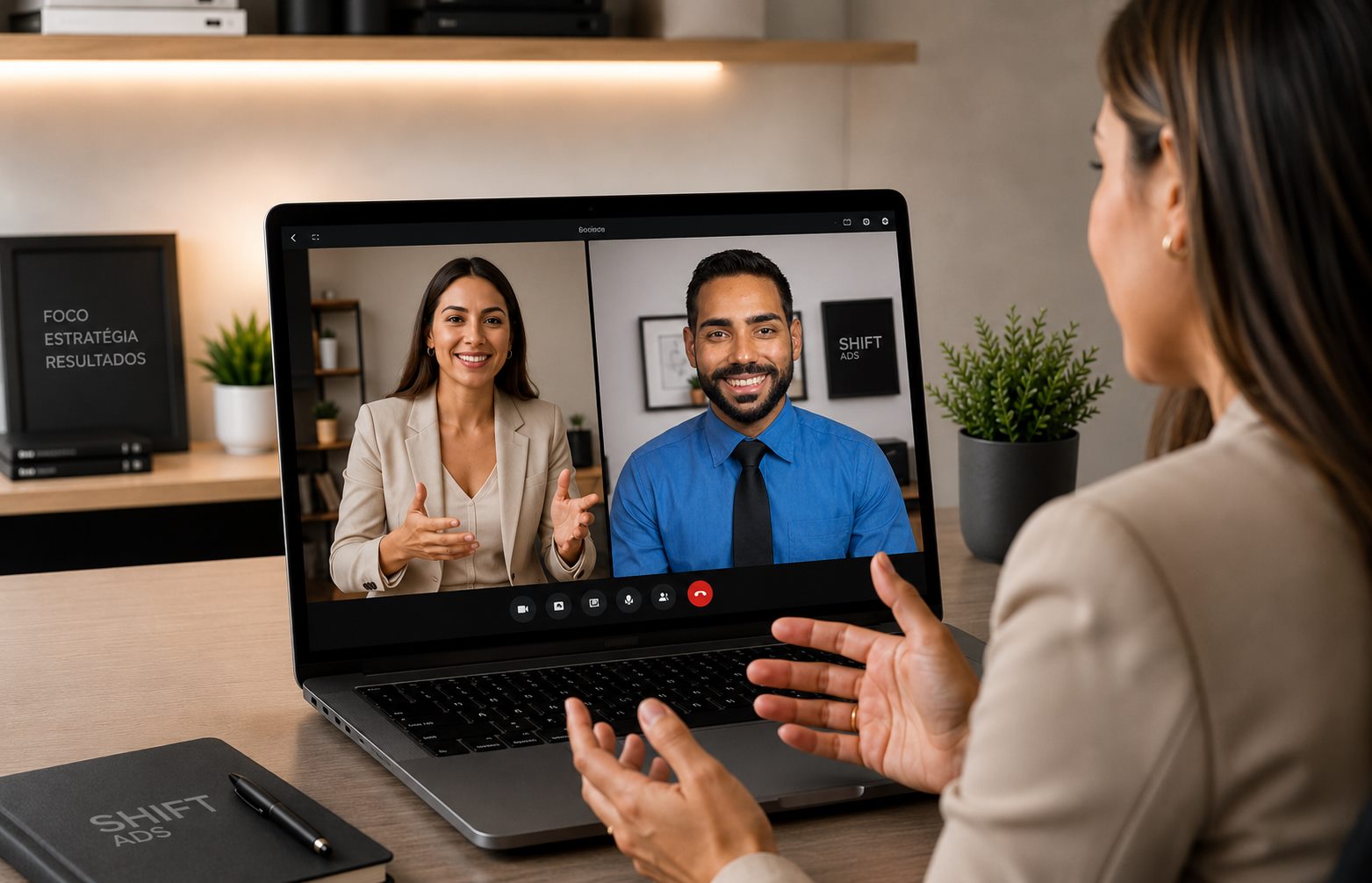 Uma empresa conversando com a equipe da Shift Ads por vídeo